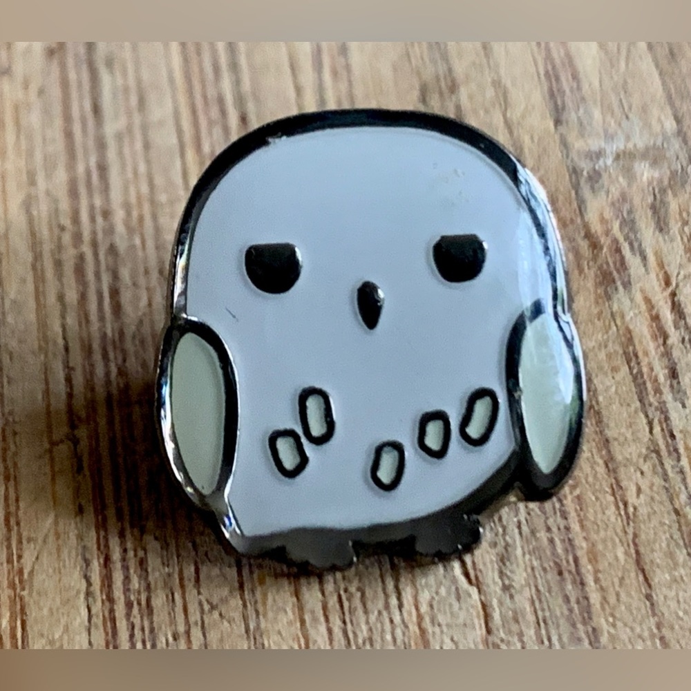 Officially Licensed Enameled Metal Chibi Hedwig HARRY POTTER Owl Badge Pin